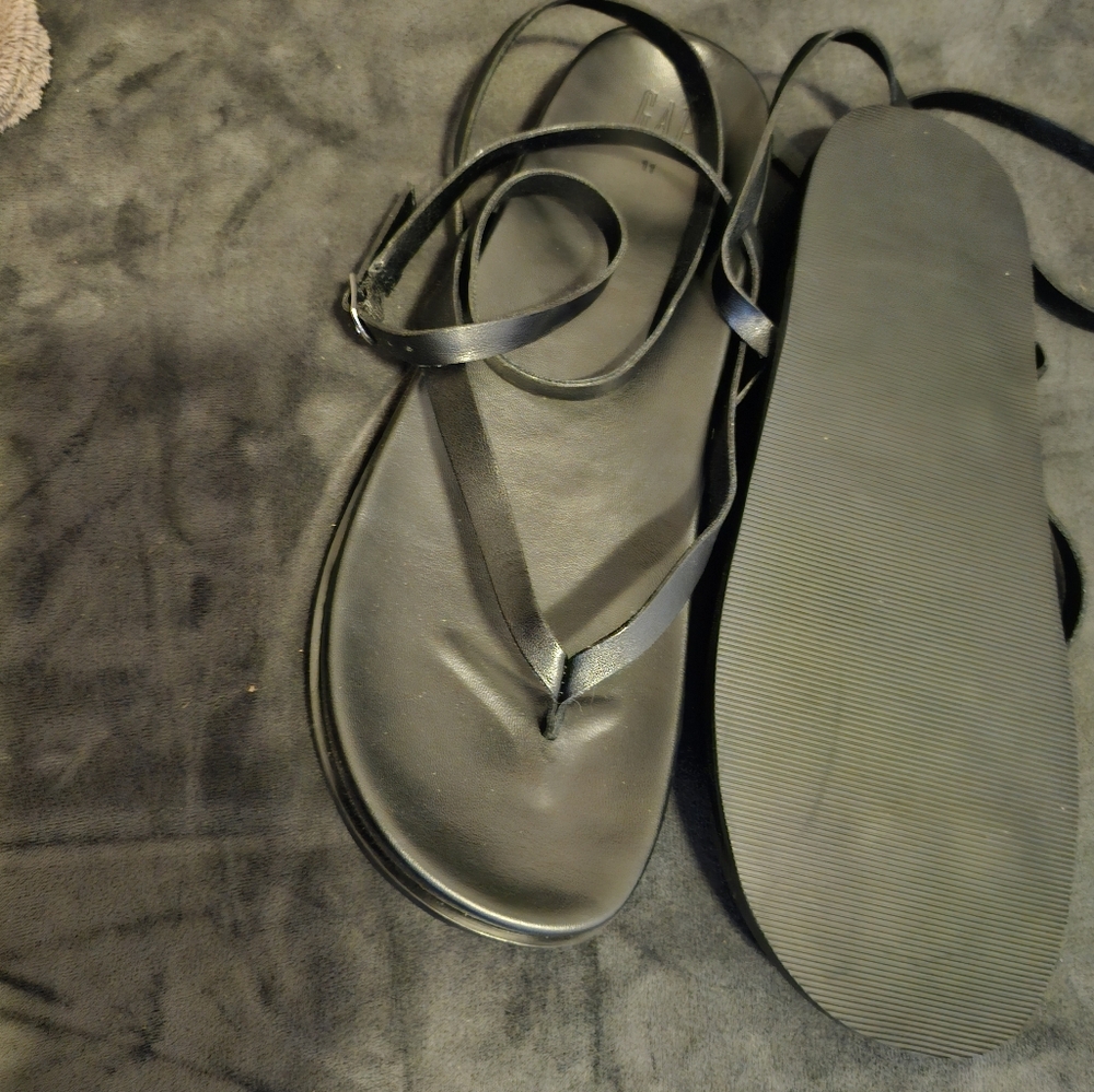 Strappy throng sandals